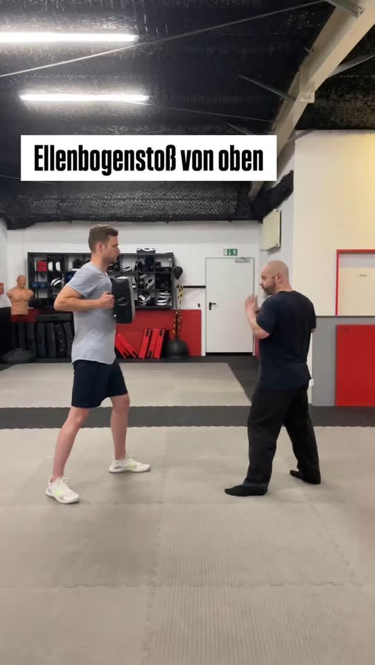 Ellenbogenstoß